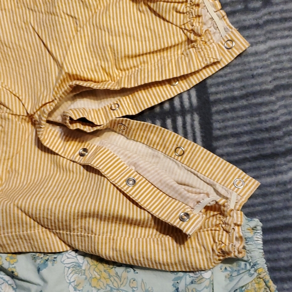 2 rompers - Picture 4 of 8